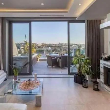 Jacuzzi Luxury Seafront * Sliema