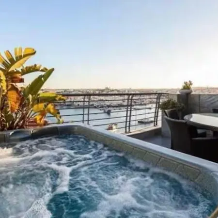 Jacuzzi Luxury Seafront Apartment *