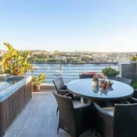 Jacuzzi Luxury Seafront Apartment *