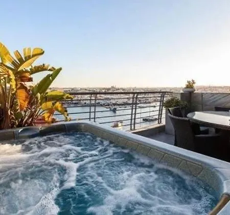 Jacuzzi Luxury Seafront * Sliema