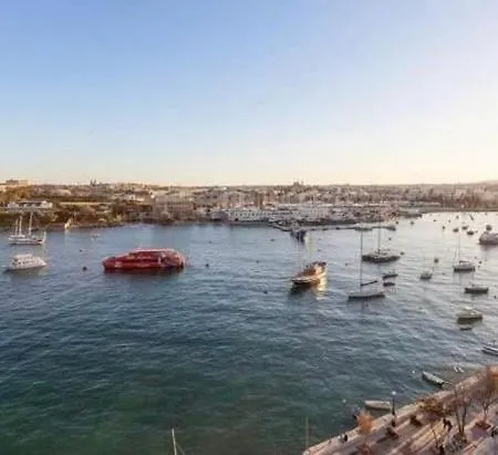 Jacuzzi Luxury Seafront Apartment Sliema