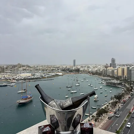 Jacuzzi Luxury Seafront Apartment *
