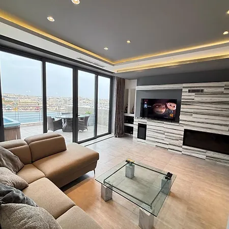 Jacuzzi Luxury Seafront Apartment