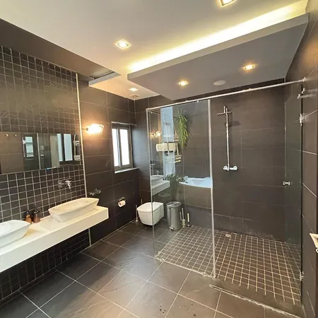 Jacuzzi Luxury Seafront Apartment Sliema