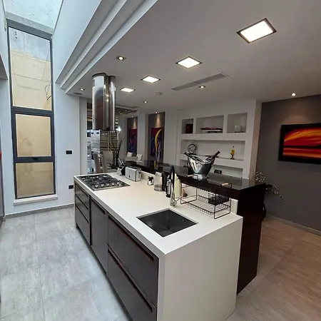 Jacuzzi Luxury Seafront Apartment *
