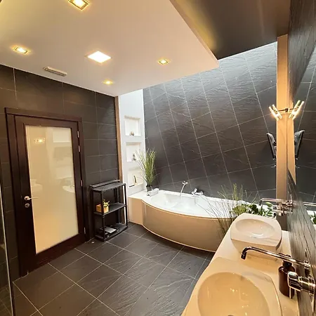 Jacuzzi Luxury Seafront Apartment