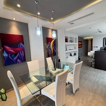 Jacuzzi Luxury Seafront Apartment Sliema