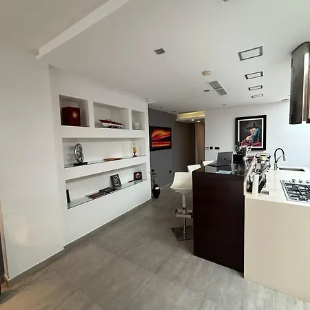 Jacuzzi Luxury Seafront Apartment Sliema