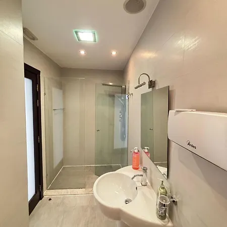 Jacuzzi Luxury Seafront Apartment *