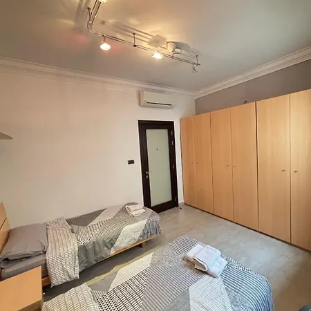 Jacuzzi Luxury Seafront Apartment Sliema