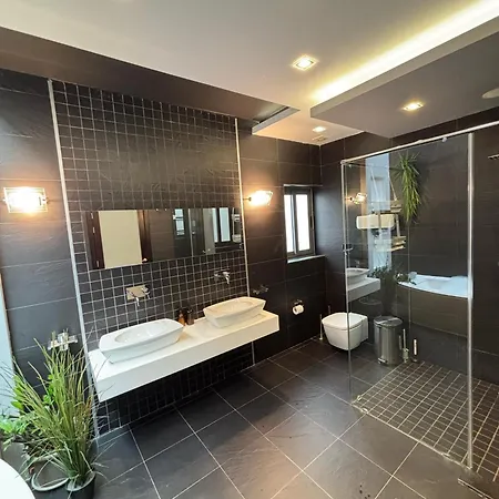 Jacuzzi Luxury Seafront * Sliema